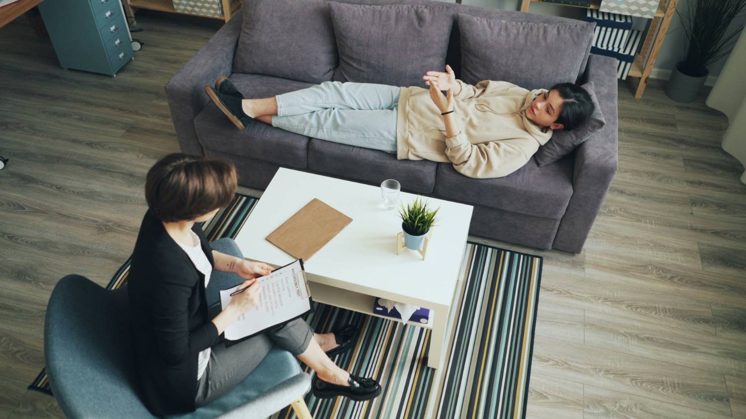 چگونه روانشناس مناسب انتخاب کنیم؟ راهنمای انتخاب روانشناس برای ایرانیان خارج از کشور